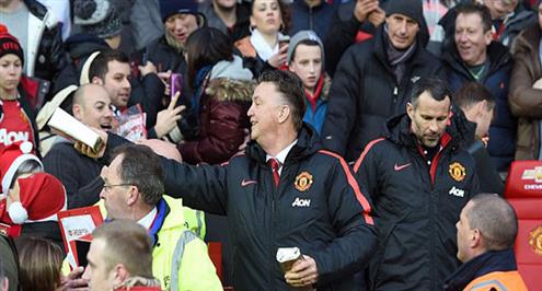 فان جال يلعب دور "بابا نويل" ويوزع هدايا الكريسماس في الأولدترافورد